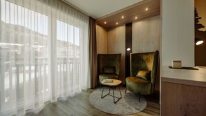 Une pièce moderne avec deux fauteuils, une petite table et un tapis rond.