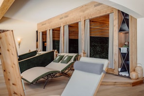 Een sauna, een stoombad, massagebehandelingen