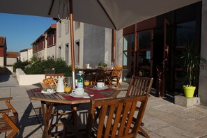 Outdoor dining - Romantic Getaway in Carcassonne (Carcassonne)
