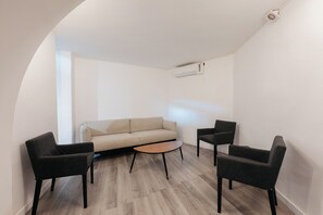 Una televisión, una chimenea