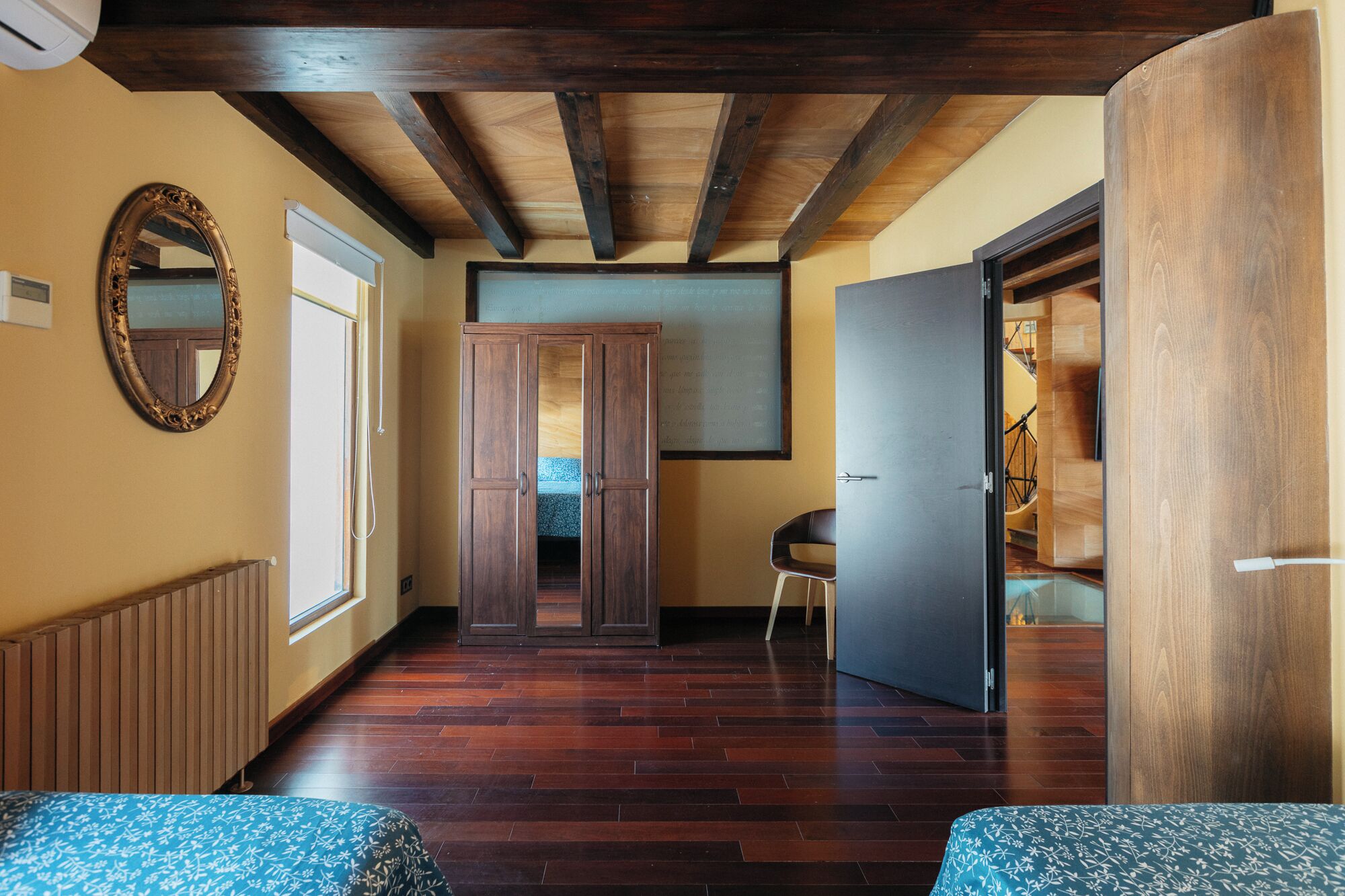 10 slaapkamers, een strijkplank/strijkijzer, wifi, beddengoed