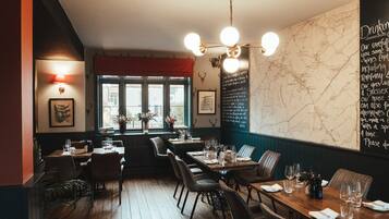 فطور كامل يوميًا بتكلفة قدرها (10 GBP للشخص)