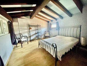 5 habitaciones, tabla de planchar con plancha y cuna de viaje
