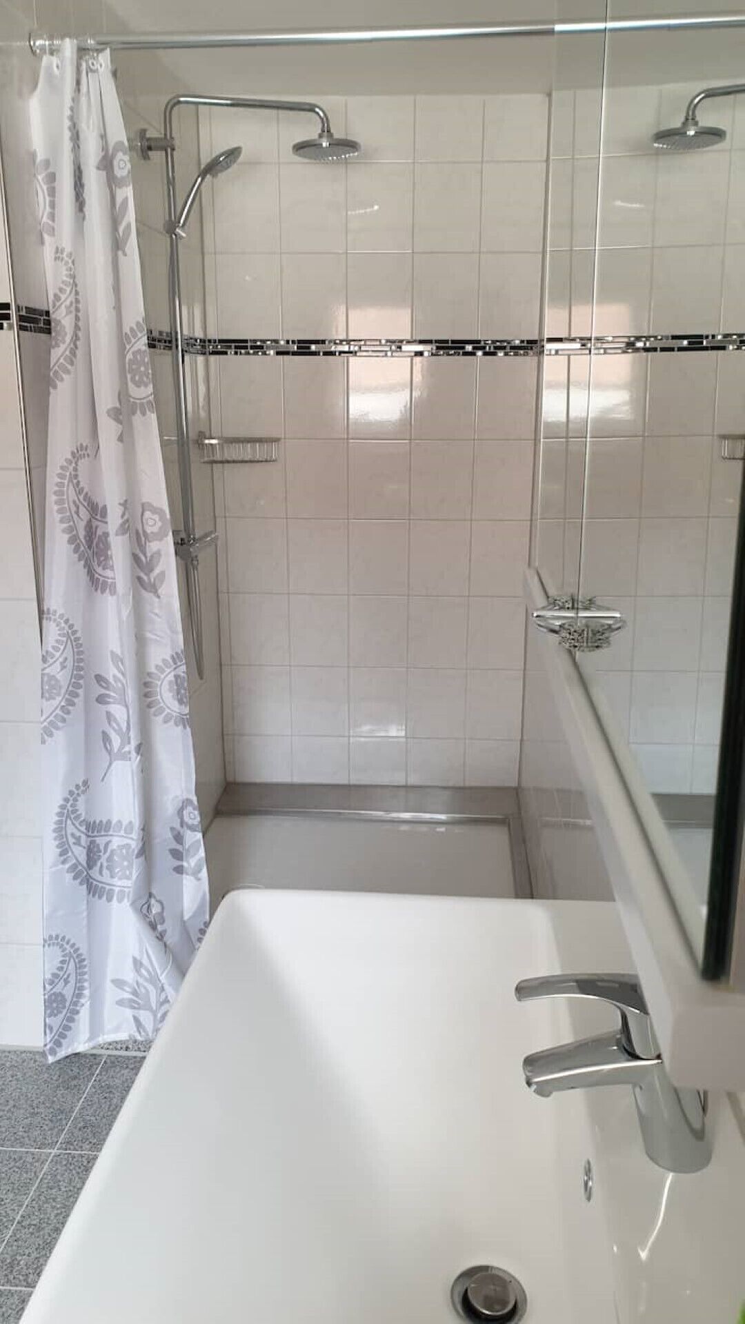Douche, sèche-cheveux, serviettes fournies, savon