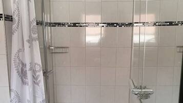 Douche, sĂšche-cheveux, serviettes fournies, savon