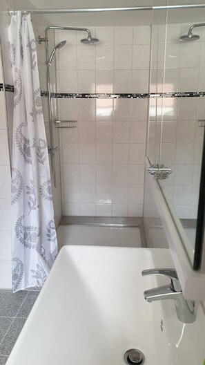Shower, hair dryer, towels, soap - Großzügige Ferienwohnung in Heßheim (Heßheim)