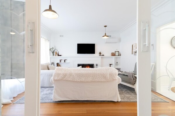 3 habitaciones, tabla de planchar con plancha, internet y ropa de cama