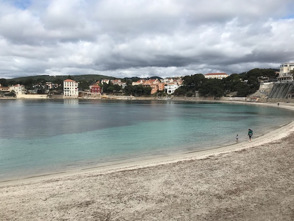 Plage à proximité, chaises longues