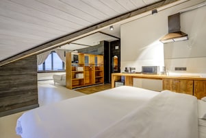 Cortinas blackout, tabla de planchar con plancha y wifi gratis 