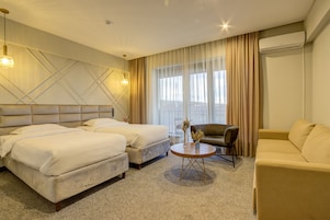 Cortinas blackout, tabla de planchar con plancha y wifi gratis 