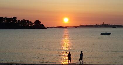 Bord de mer Ă Roscoff, studio pour 2 personnes, vue mer, proche commerces, plage