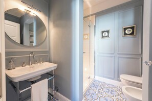 Dusche, Haartrockner, Bidet, Handtücher