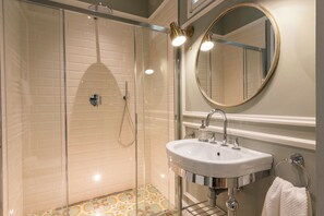 Dusche, Haartrockner, Bidet, Handtücher