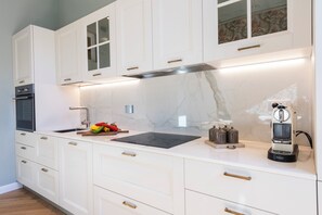 Frigorifero, microonde, forno, piano cottura