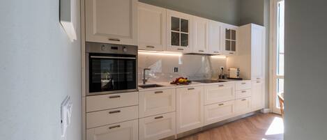 Kühlschrank, Mikrowelle, Ofen, Herdplatte