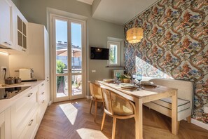 Frigorifero, microonde, forno, piano cottura