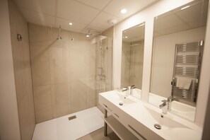 Ducha, secador de pelo, toallas, jabón