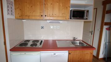 Refrigerador, microondas, lavavajillas y cafetera y tetera