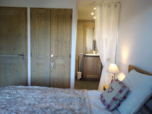 2 bedrooms, iron/ironing board, WiFi