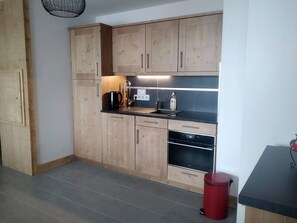 Réfrigérateur, micro-ondes, plaque de cuisson, lave-vaisselle