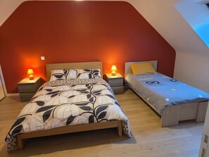 3 chambres, bureau, fer et planche Ă repasser, lit parapluie