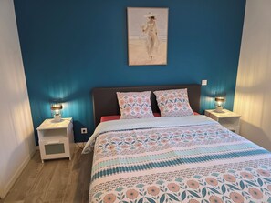 3 habitaciones, escritorio y tabla de planchar con plancha 