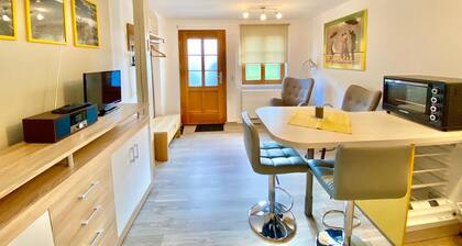 Modernes Apartment. Wanderungen in den Nationalpark beginnen vor der Haustür....