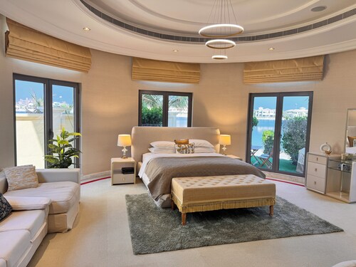 Sparking signature Beach front villa reverera mediterian style in Palm Jumeirah 
