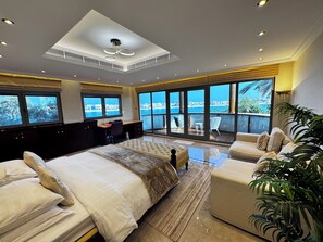 6 bedrooms, in-room safe, iron/ironing board, travel cot - Sparking signature Beach front villa reverera mediterian style in Palm Jumeirah  (Dubai)