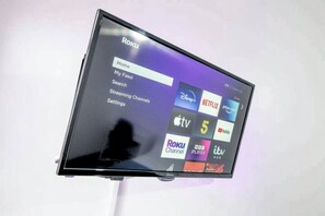 特色家居、办公桌、笔记本电脑工作区、床单