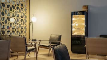 Un interior moderno con muebles de madera, una división decorativa y un mostrador de pastelería.