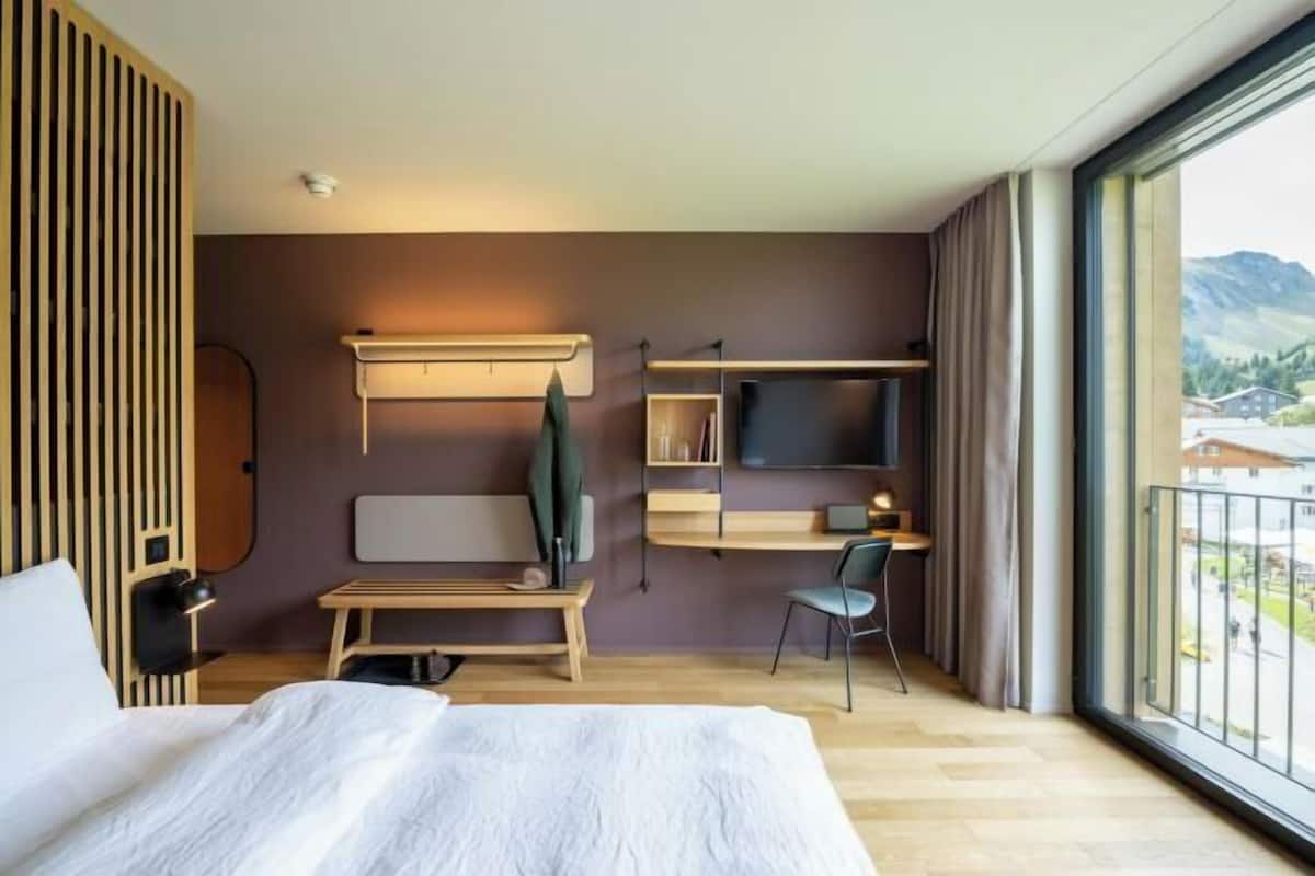 1 bedroom, desk, laptop workspace, soundproofing
