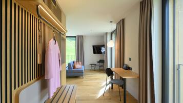 Phòng đôi Superior | Bàn, khu vực làm việc phù hợp cho laptop, phòng cách âm