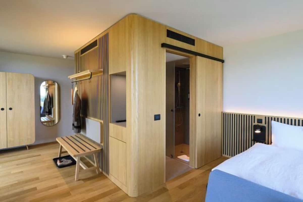 1 bedroom, desk, laptop workspace, soundproofing