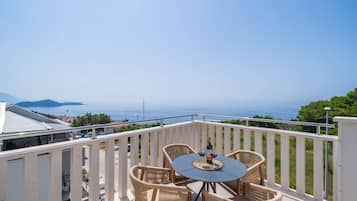 Apartment | Outdoor dining