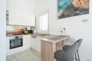 Appartement | Privékeuken | Een koelkast, een microgolfoven, een oven, een kookplaat