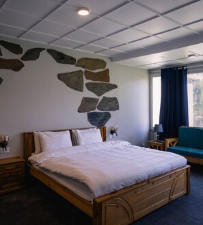 Soundproofing, free WiFi, bed sheets - Silk Route Lodge (Gulmit)