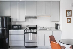 Een koelkast, een microgolfoven, een oven, een kookplaat