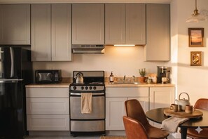 Cafetera y tetera, refrigerador, microondas y horno 