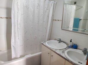 Séchoir à cheveux, bidet, serviettes fournies, savon