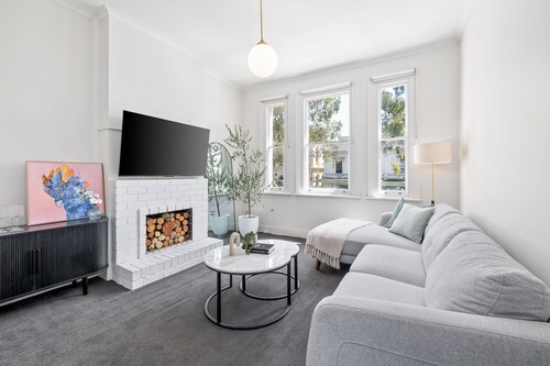 Stylish 3BR Carlton - CBD Fringe Terrace