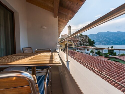 Al vecchio frantoio in the center of town with beautiful lake views, near beach
