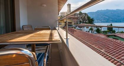 Al vecchio frantoio in the center of town with beautiful lake views, near beach