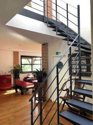 المنشأة من الداخل