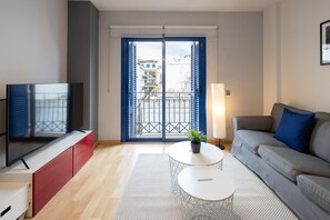 Leilighet, 2 soverom | Oppholdsområde | En 43-tommers smart-TV med Parabol-TV