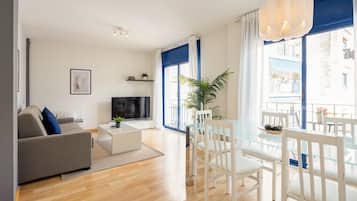 Apartament, 2 dormitoris | Sala d'estar | Televisor intel·ligent de 43 polzades amb canals per satèl·lit