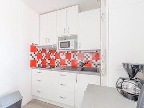 Kühlschrank, Mikrowelle, Herdplatte, Wasserkocher mit Kaffee-/Teezubehör