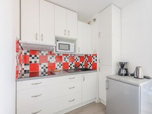 Réfrigérateur, micro-ondes, plaque de cuisson, cafetière/bouilloire