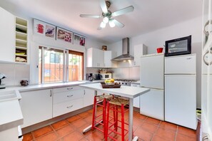 ثلاجة، ميكروويف، فرن، موقد طهي مسطح