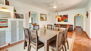 A dining area with a table and chairs, a ceiling fan, and a bookshelf with books. - 'Villa Tiphareth' with Private Pool, Wi-Fi and Air Conditioning (Marbella)